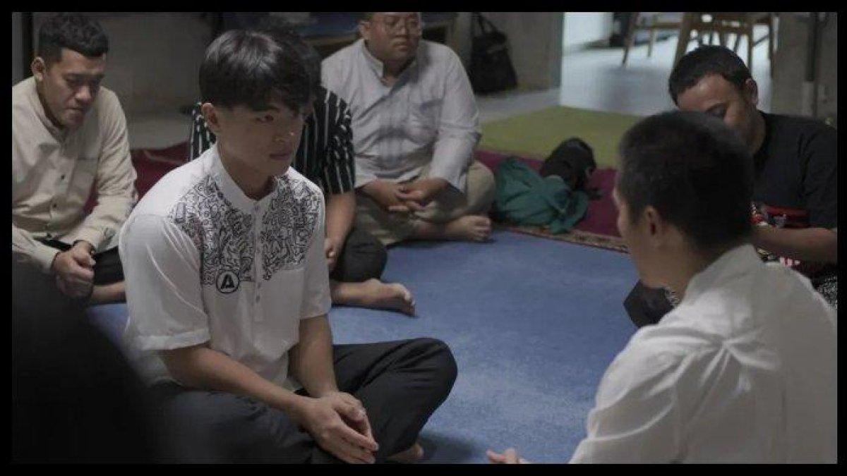 STEFAN WONGSO MASUK ISLAM - Momen saat Steven Wongso mengucapkan dua kalimat syahadat dibimbing oleh Ustaz Felix Siauw terekam dalam sebuah video.