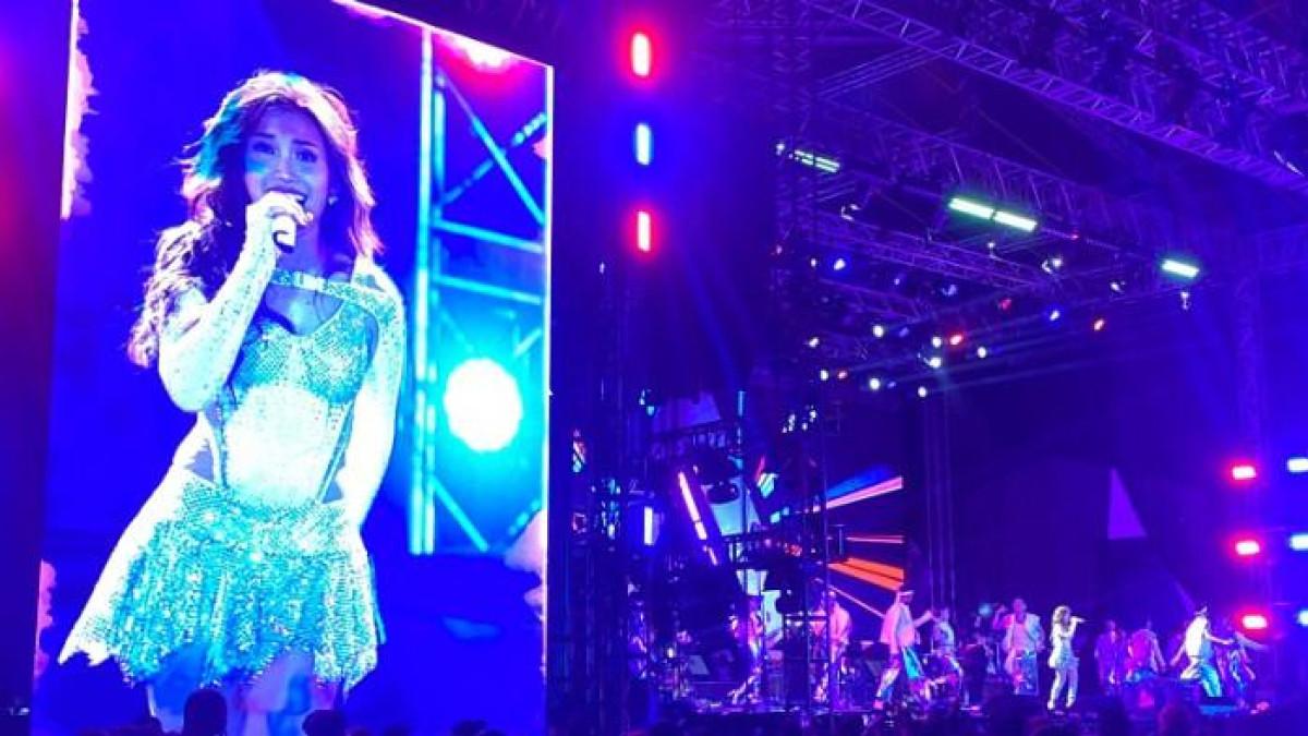 AYU TING TING MESRA - Momen spesial terjadi saat konser tunggal Ayu Ting Ting di Depok, Jawa Barat, Sabtu(9/8/2025). Penyanyi bernama asli Ayu Rosmalina tersebut mencium pipi Boy William di atas panggung.