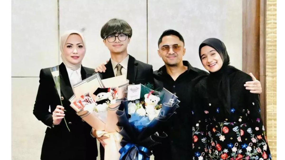 MOMEN WISUDA ANAK HENGKY KURNIAWAN - Momen wisuda dan menerima penghargaan ini semakin spesial untuk putra Hengki Kurniawan karena hadirnya ibu kandungnya Christy Jusung dan ibu sambungnya, Sonya Fatmala.