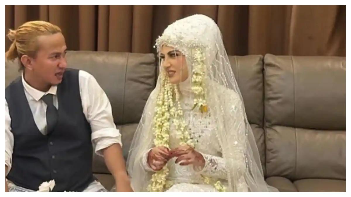 MENIKAH- Momentum pernikahan model Helwa Bachmid dengan Habib Bahar bin Smith. Selama setahun menikah, Helwa merasa dijadikan seperti istri simpanan