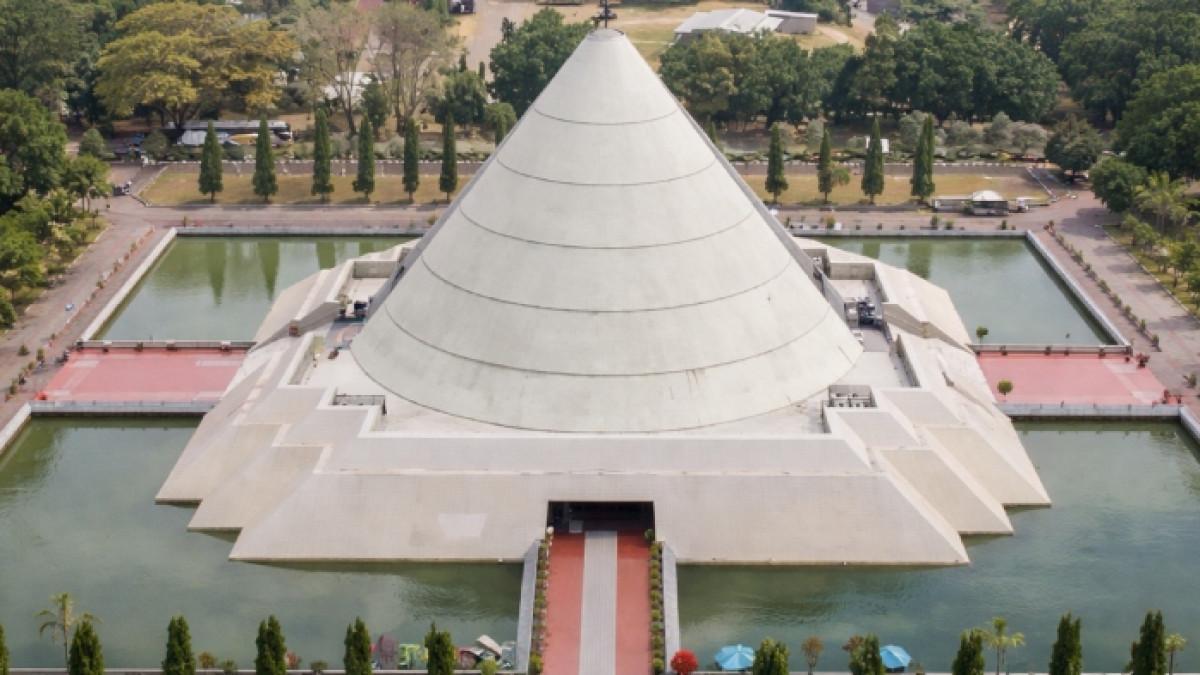 MONUMEN YOGYAKARTA - Monumen Yogya Kembali (Monjali), tempat wisata edukatif di Sleman, Jogja.