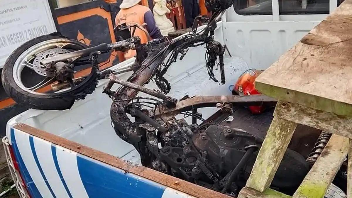 Aparat kepolisian Polsek Baturiti saat mengamankan kendaraan pelaku usai dibakar warga pada Sabtu 25 Juli 2026. Diduga Curi Ayam Aduan, Pelaku Dikeroyok Massa di Baturiti Hingga Tewas, Motor Dibaka.