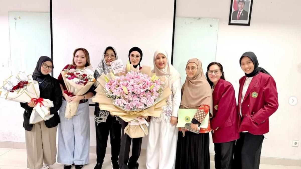 Setelah proses yang sempat tertunda cukup lama, Mulan Jameela akhirnya menuntaskan proposal tesis S2 yang sedang dijalaninya.