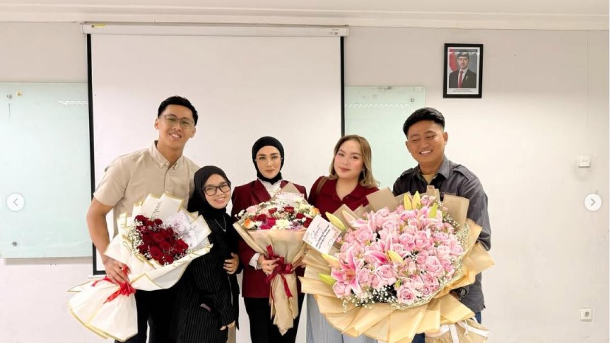 Mulan Jameela tak bisa menyembunyikan rasa syukurnya karena berhasil melewati Ujian Seminar Proposal Tesis.