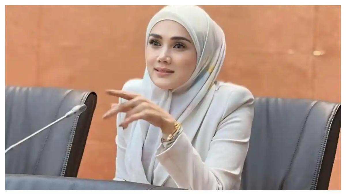 KLARIFIKASI MULAN JAMEELA - Mulan Jameela memberikan penjelasan saat ditemui di kawasan Kemang, Jakarta Selatan, terkait kabar hoaks yang menuding dirinya merendahkan profesi guru, baru-baru ini.