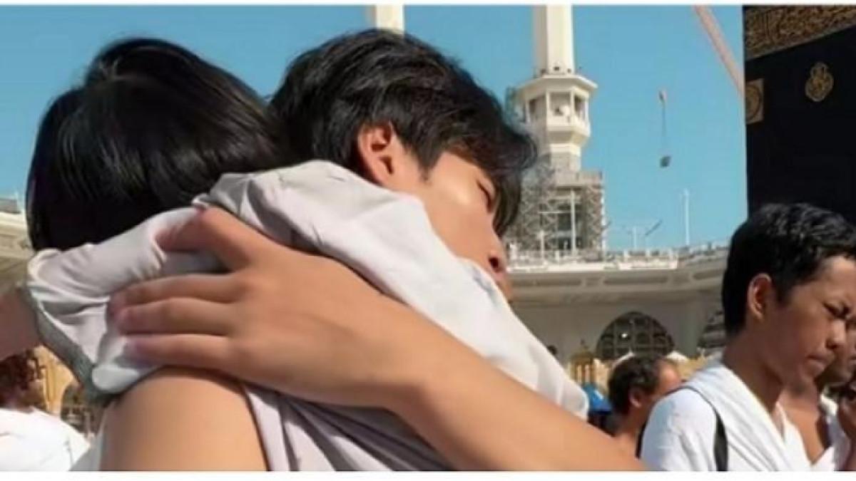 DAEHOON UMRAH - Usai dikabarkan diselingkuhi, Na Daehoon diketahui berangkat ibadah umrah ke Tanah Suci Mekkah. Daehoon pergi umrah bersama dua orang anaknya Junho dan Eun Ho.Momen umrah Na Daehoon tersebut dibagikan akun resmi Instagram Adhiya Travel.