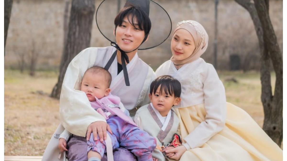 KELUARGA NA DAEHOON - Kini, di tengah badai gosip yang menerpa rumah tangganya dengan Julia Prastini, masa lalu dan latar belakang keluarga Daehoon kembali disorot publik.