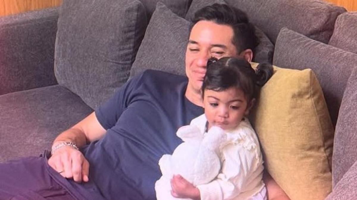 Nana dan Andrew disebut kerap memberikan bantuan dan dukungan kepada panti tempat tinggal baby Kira.