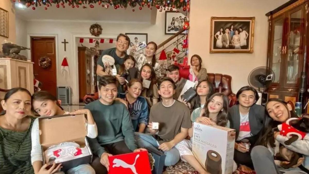 KEDEKATAN RANTY MARIA DAN AYAH - Natal 2020 pun Ranty Maria rayakan bersama sang ayah dan keluarga besar dengan penuh sukacita.