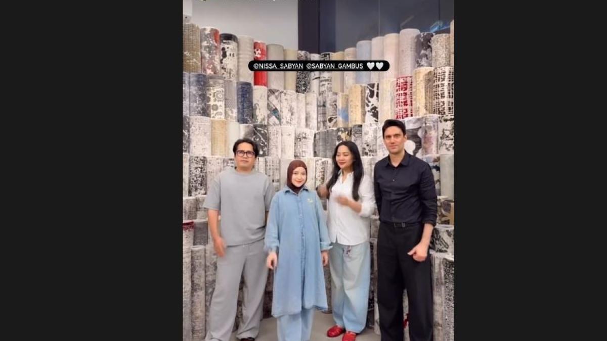 BABY BUMP - Nissa Sabyan muncul bareng Ayus justru menampilkan percaya diri dengan perut buncitnya.