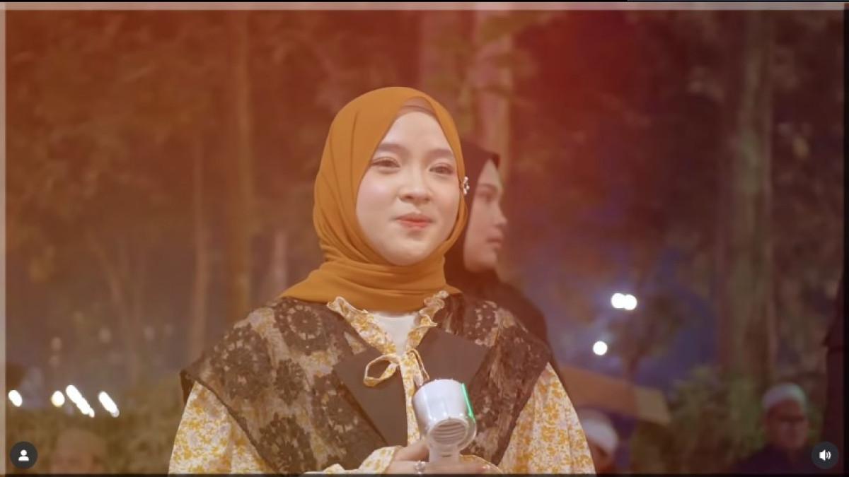 NISSA SABYAN DIDUGA HAMIL - Nissa Sabyan tampil mengenakan dress kuning longgar yang membuat banyak mata kembali menoleh padanya.