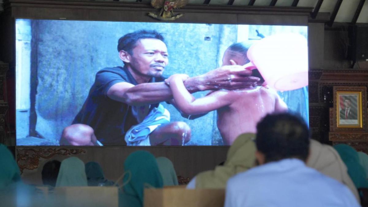Nobar film dokumenter “Langkah Akhir: Sisa Bayang Polio di Indonesia” di Pendopo Pemkab Klaten, Rabu (6/5/2026).