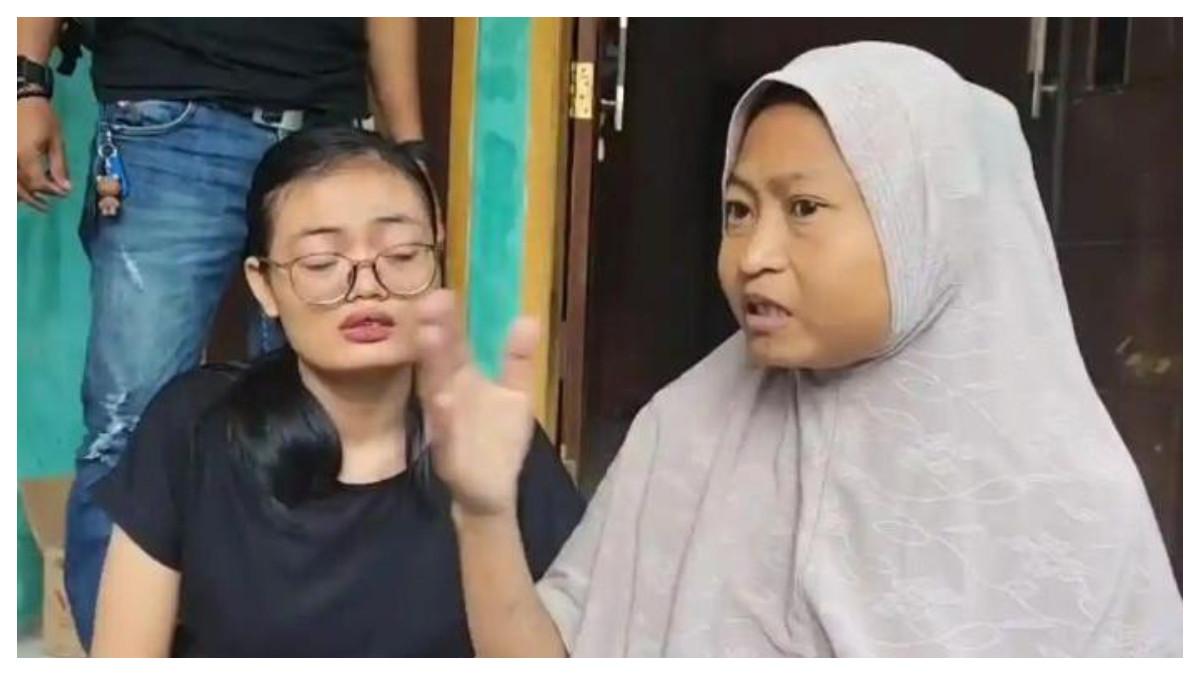 KORBAN BULLY- Noviyanti Ibu MH (13) saat diwawancarai soal bullying yang dialami anaknya saat disambangi di kediamannya di kawasan Serpong, Kota Tangerang Selatan, Senin (10/11/2025).