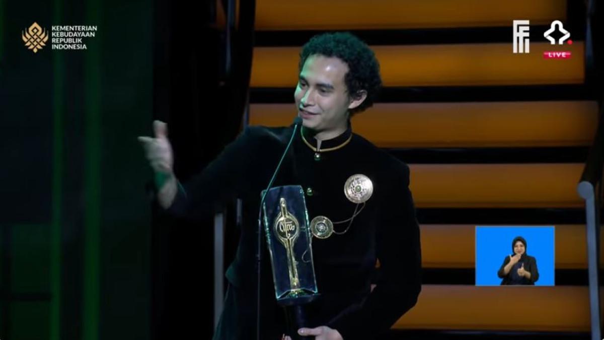 Omara Esteghlal mengucapkan rasa terima kasih untuk keluarga, tim manajemen, dan Prilly Latuconsina yang selalu mendampinginya.