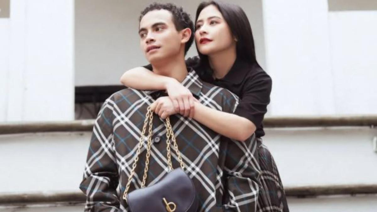 Omara Esteghlal menjalin hubungan asmara dengan aktris Prilly Latuconsina.