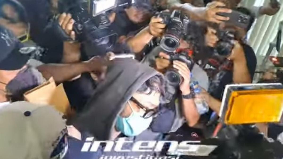 Onadio Leonardo keluar dari gedung Badan Narkotika Nasional Provinsi (BNNP) DKI Jakarta, Senin, 3 November 2025. Titip salam untuk Deddy Corbuzier dan Habib Jafar.