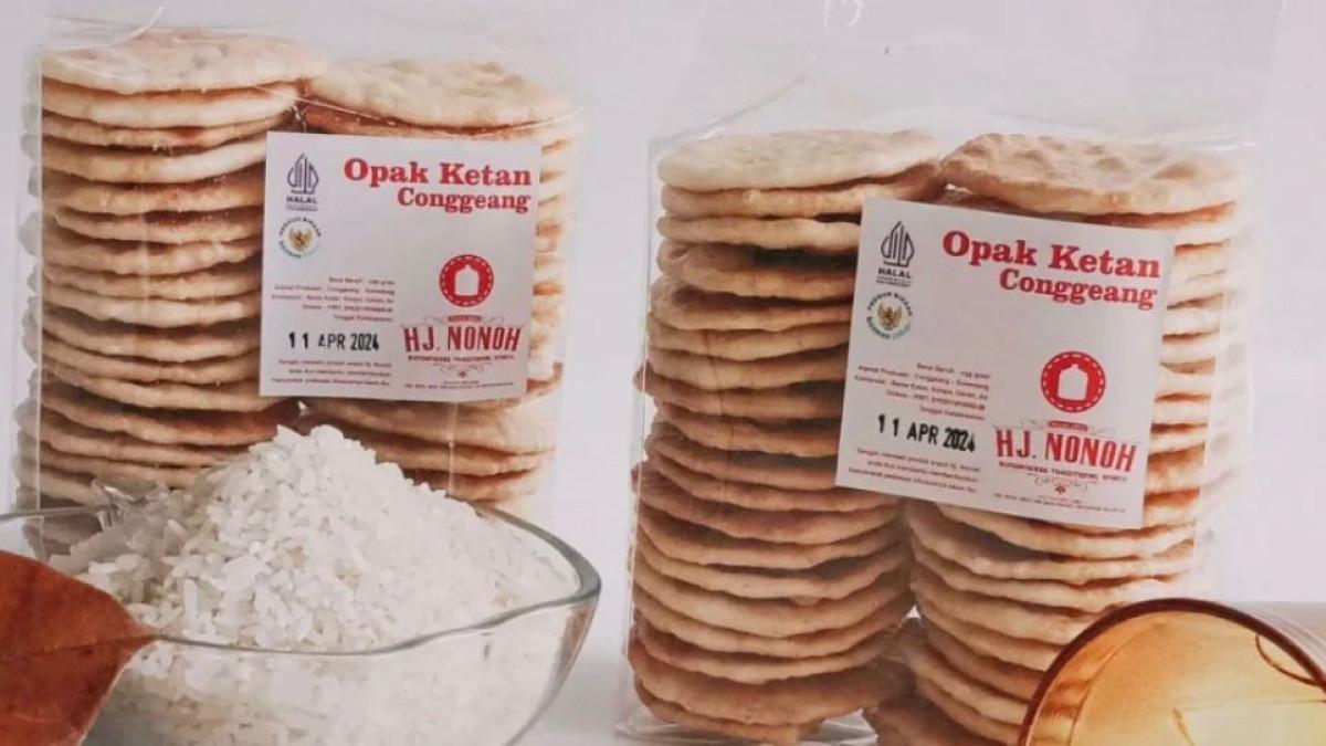 OPAK KETAN - Ilustrasi opak, camilan yang terbuat dari singkong yang cocok dijadikan oleh-oleh khas Sumedang. Opak ini biasanya dipanggang secara tradisional sehingga menghasilkan aroma khas yang menggoda.