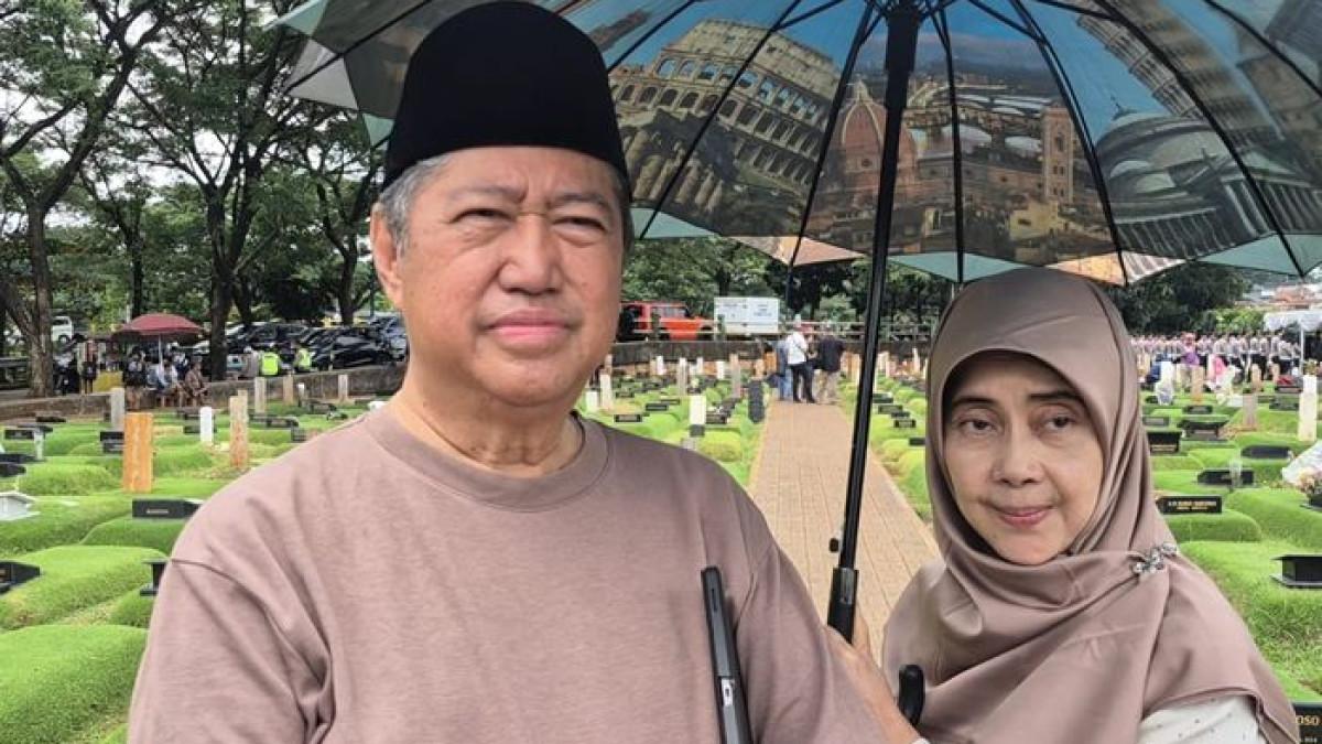 Orang tua Vidi Aldiano terlihat berziarah di TPU Tanah Kusir, Jakarta Selatan, pada Selasa (24/3/2026).