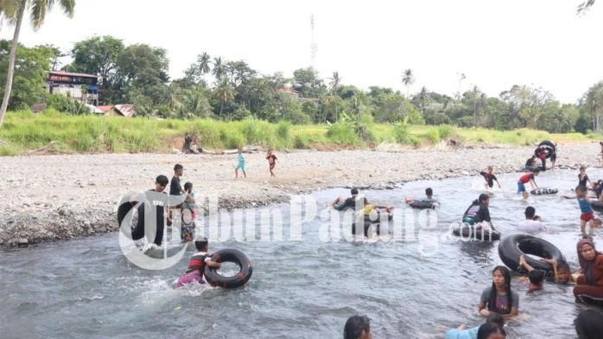 PEMANDIAN LUMIN- Warga berenang di aliran sungai Lubuk Minturun, Kecamatan Koto Tangah, Kota Padang, Sumatera Barat