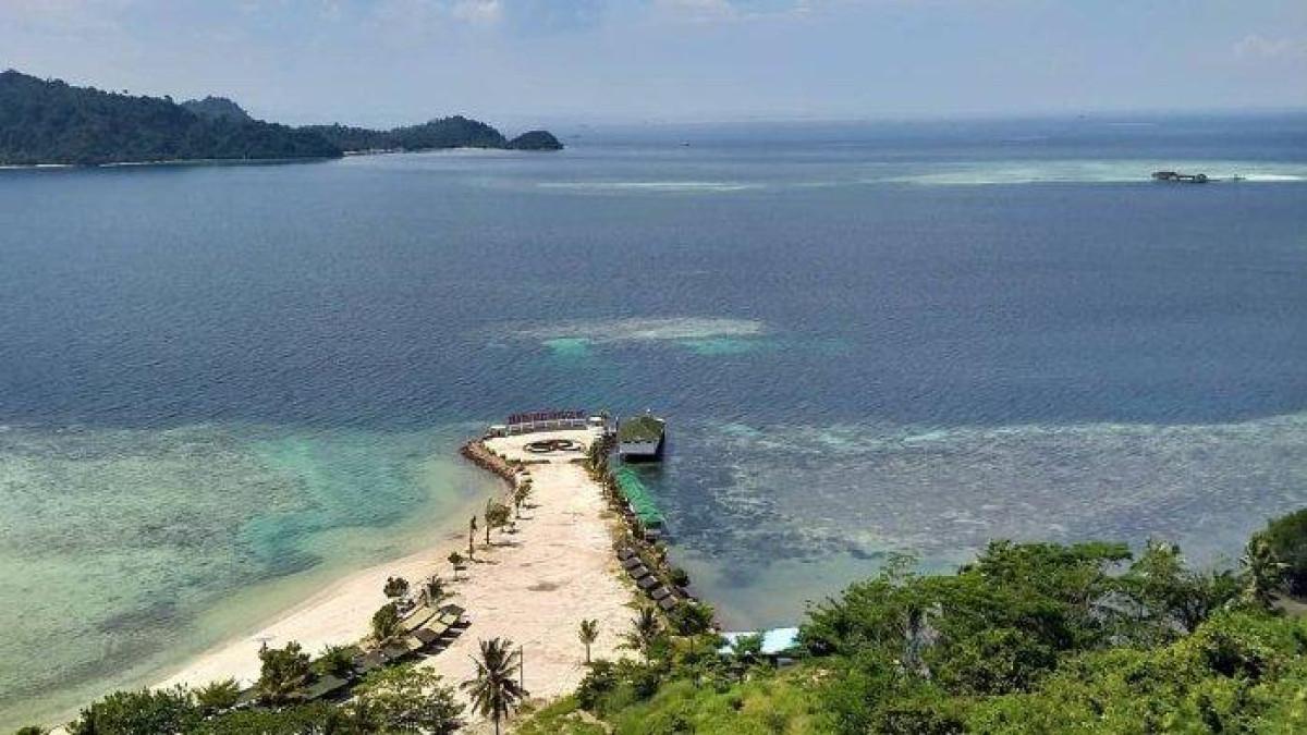 WISATA LAMPUNG - Keindahan Pantai Sari Ringgung, tempat wisata favorit di daerah Sidodadi, Kecamatan Teluk Pandan, Pesawaran, Lampung.