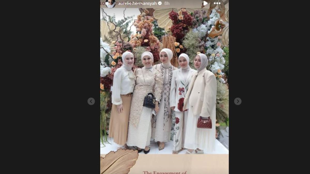 Para sahabat tampil serasi mengenakan busana bernuansa putih dan cokelat.