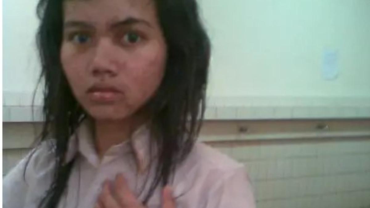 FOTO MASA SMA - Penampilan Yura Yunita nggak jam pose nyeleneh dan rambut berantakan bak tak disisir.