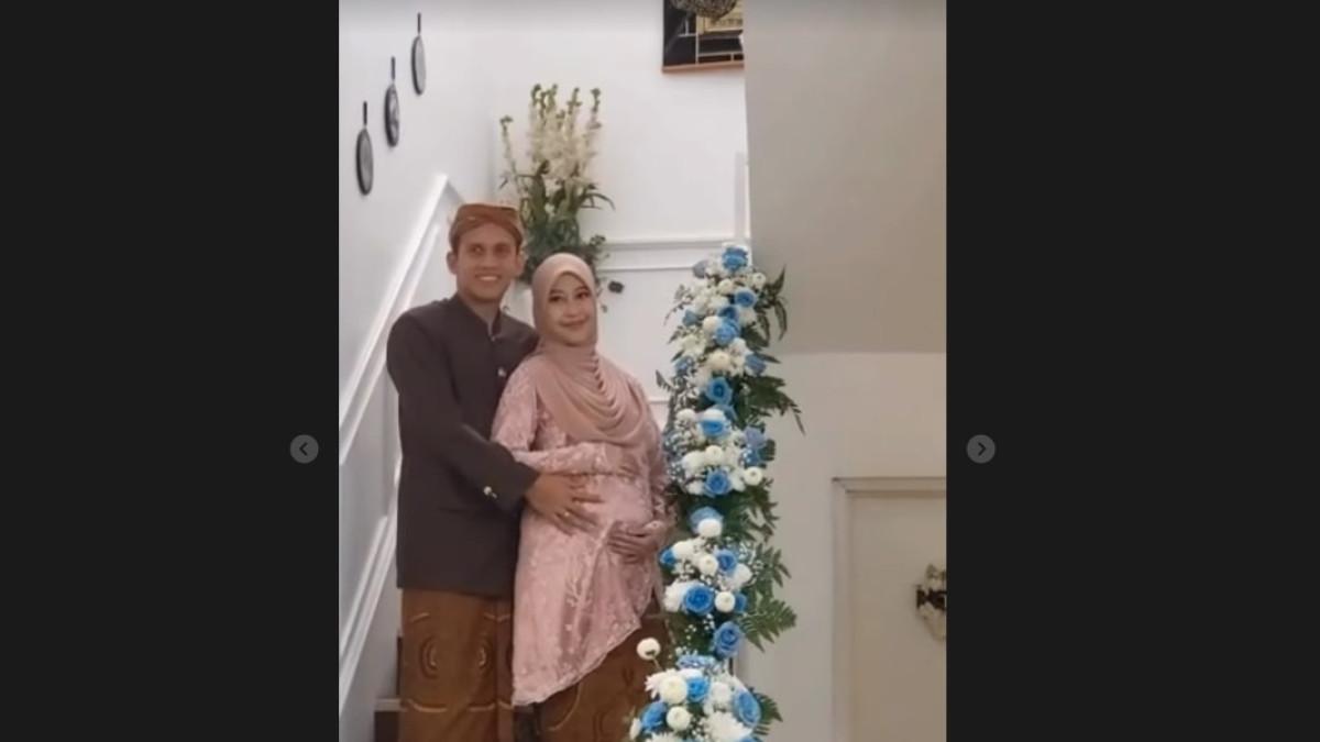 Pengajian serta siraman tujuh bulanan Adiba Khanza berlangsung penuh keakraban bersama keluarga dekat pada 28 September 2025.