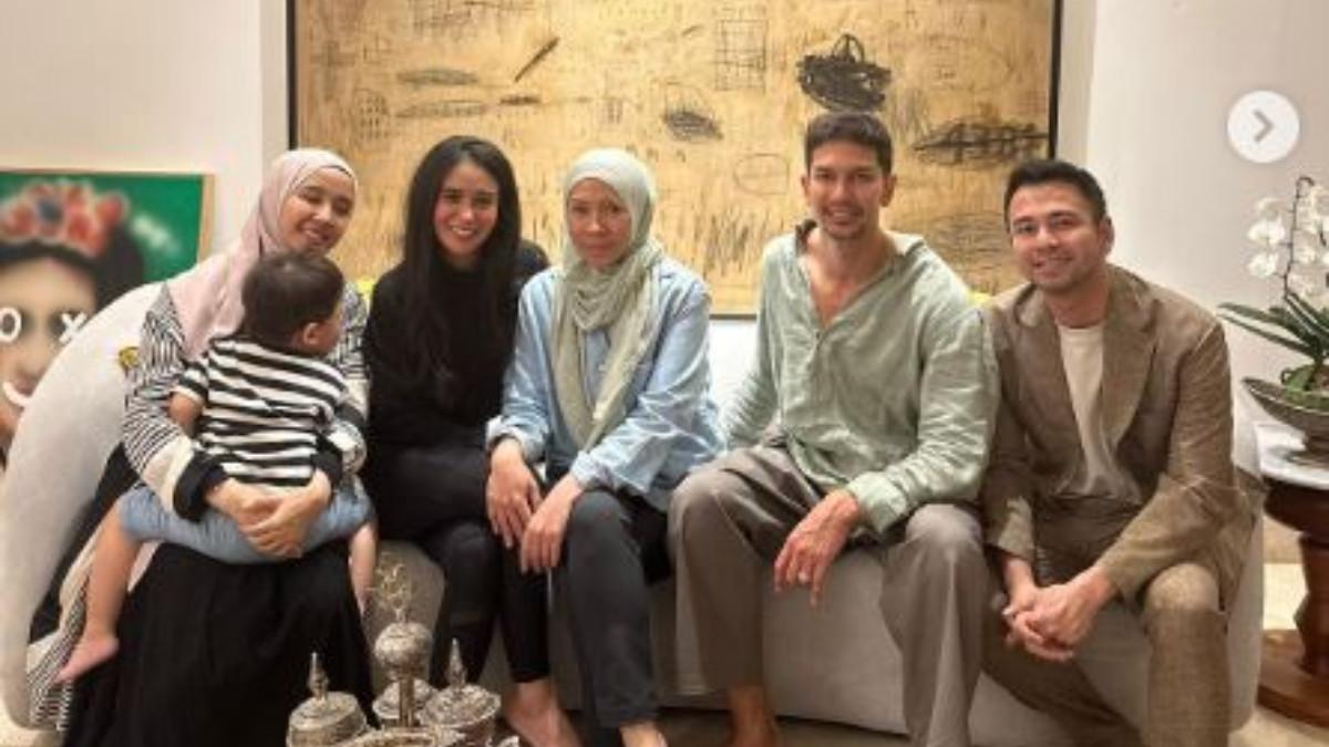 Perhatian warganet justru tertuju pada sosok Laudya Cynthia Bella di foto pertama.