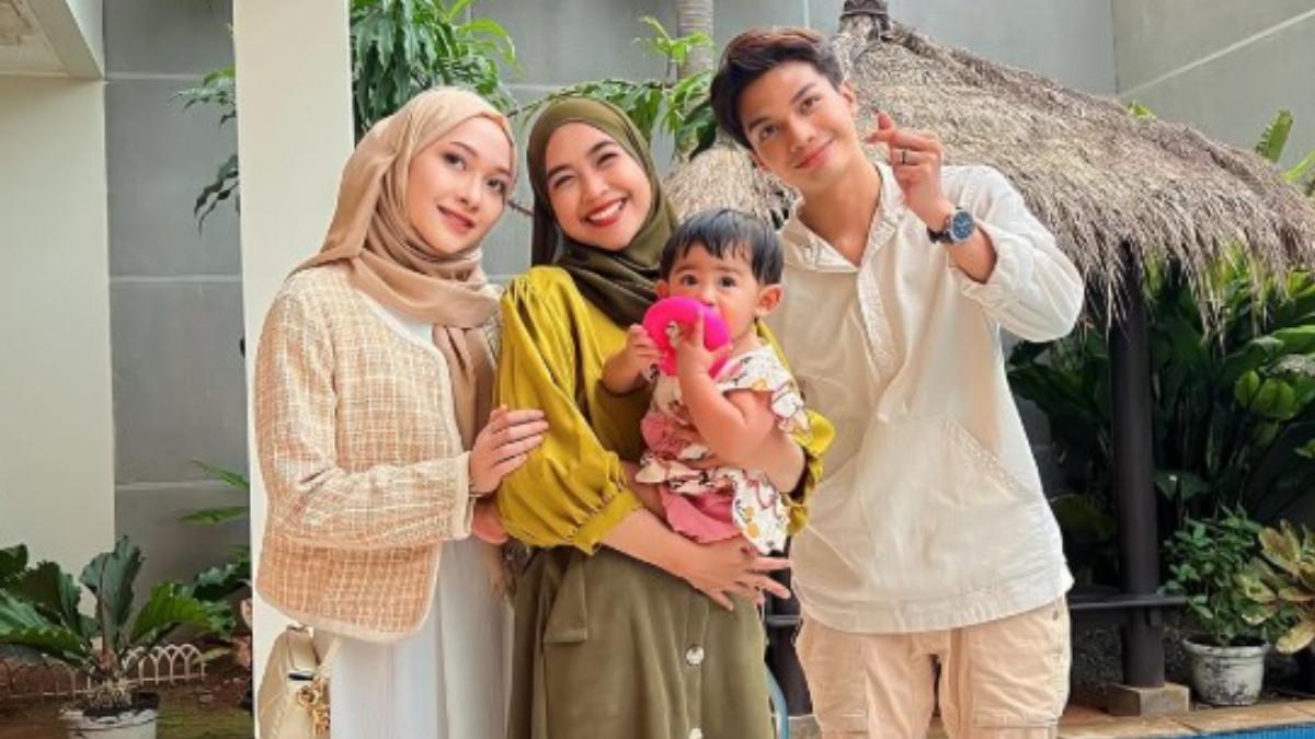 Pertemuan pertama Mikha dan Ria Ricis terjadi pada tahun 2023, saat Mikha masih menjalin hubungan asmara dengan selebgram Malaysia Aya Balqis. 