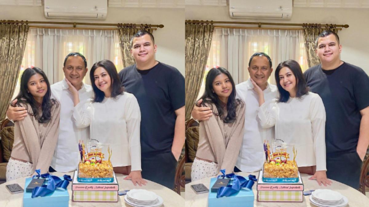 BELLA SAPHIRA ULTAH - Pesona Bella Saphira, model dan aktris ini berulang tahun yang ke-53 pada 6 Agustus kemarin.