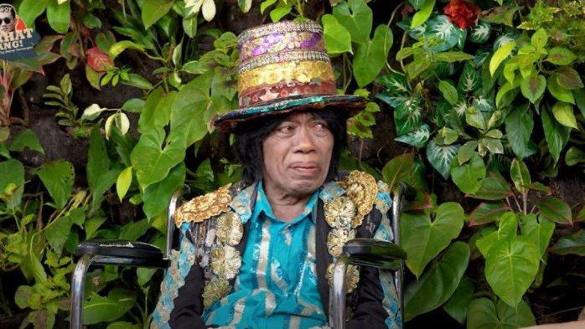 PAK TARNO JUALAN - Pesulap Pak Tarno terlihat duduk saat berjualan mainan di pinggir jalan didampingi istrinya, Lisa Karlina, setelah kondisi kesehatannya berangsur membaik usai mengalami stroke, Selasa (7/4/2026).