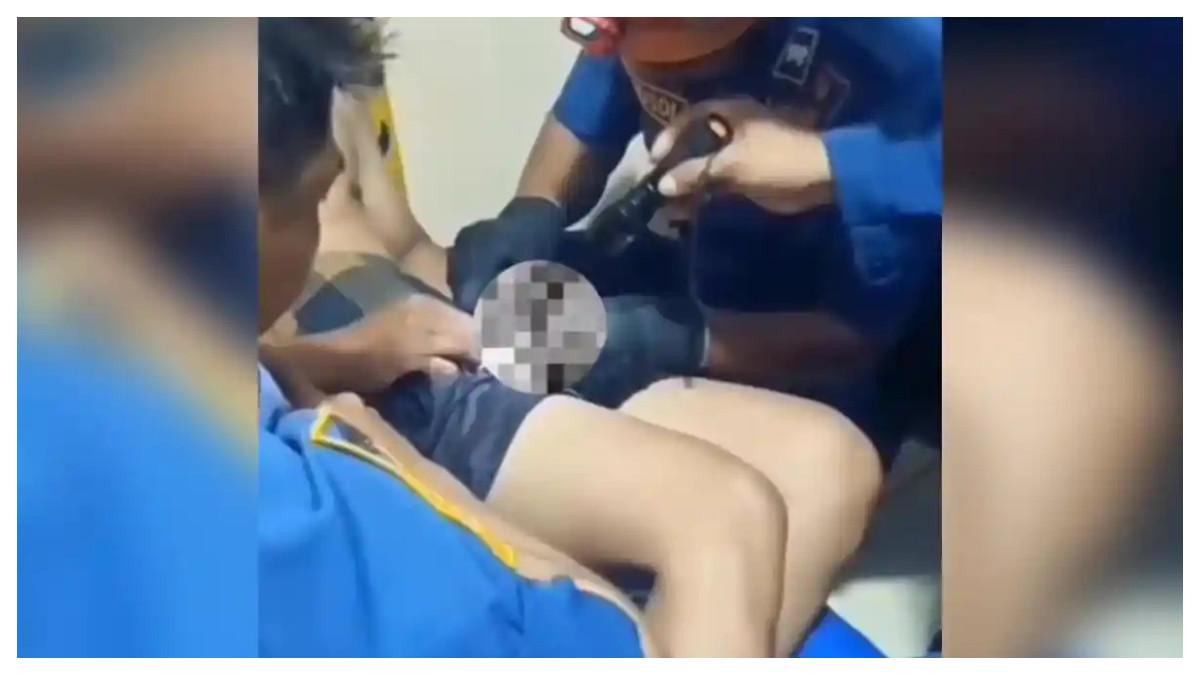 Petugas Damkar Kabupaten Bogor mengevakuasi alat kelamin pria yang terjepit resleting di wilayah Desa Mampir, Kecamatan Cileungsi, Kabupaten Bogor