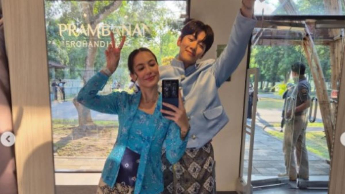 Pevita Pearce dan Ji Chang Wook tampak begitu serasi mengenakan busana tradisional khas Jawa.