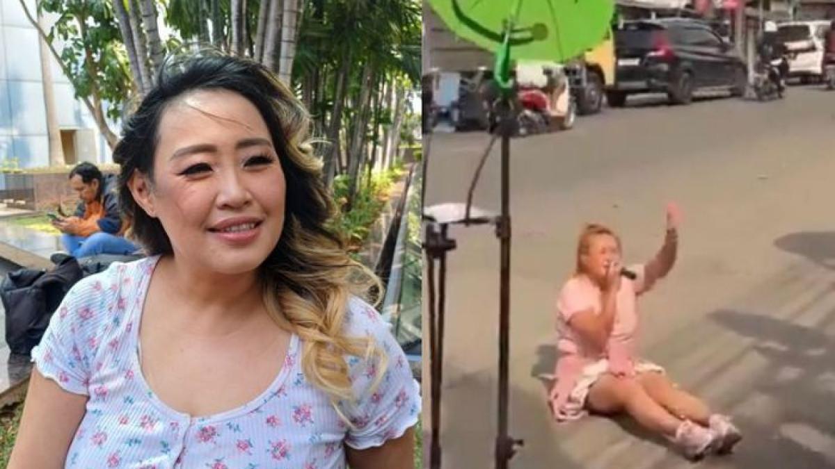 Pinkan Mambo menyamakan aksinya ngamen di jalanan dengan penampilan dua diva dunia, yakni Beyoncé dan Lisa BLACKPINK.