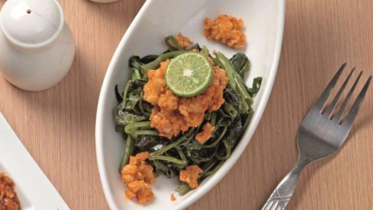 OLEH OLEH - Plecing kangkung khas Lombok.