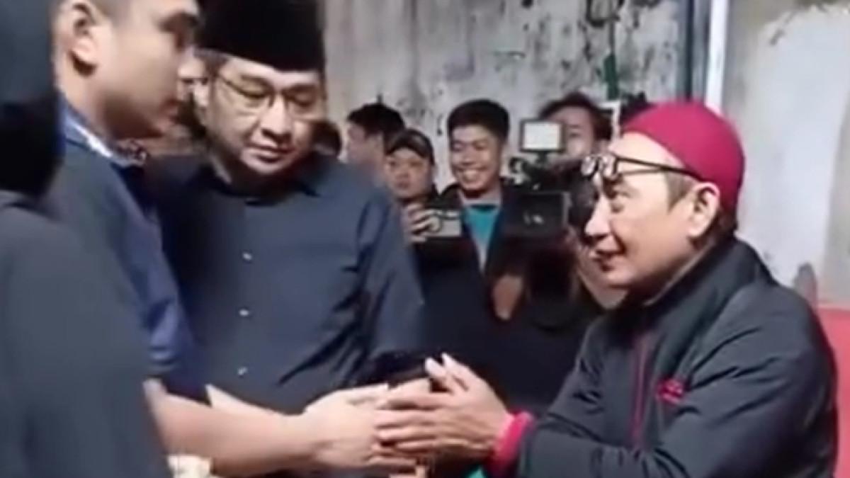 MELAYAT KE RUMAH DUKA - Anggota Komisi VIII DPR RI, Sigit Purnomo atau Pasha Ungu, mengunjungi rumah duka pengemudi ojek online yang menjadi korban terlindas kendaraan taktis Brimob Jumat (29/8).