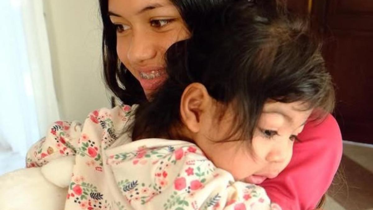 BERTEMU KEMBALI - Potret Sarah Deana White, putri Nana Mirdad tampak sumringah kala menggendong Baby Kira.