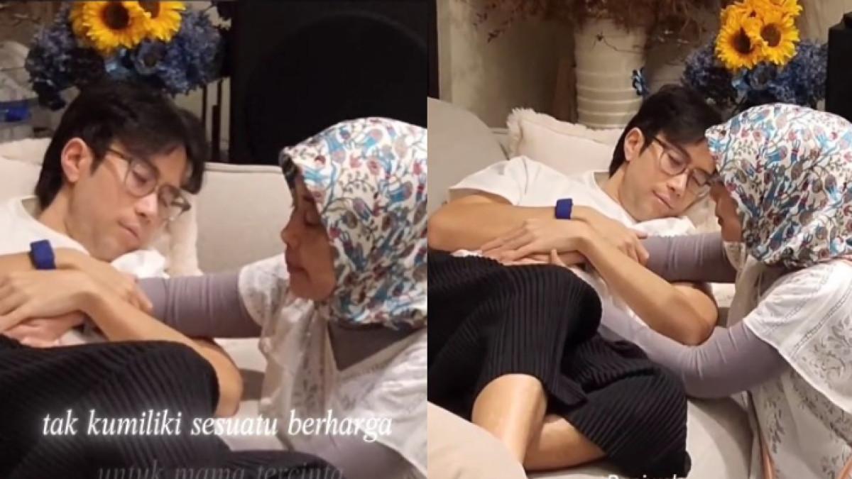 VIDI TAMPAK LEMAS - Potret Vidi Aldiano terbaring lemas di sofa, ditemani ibu dan istrinya.