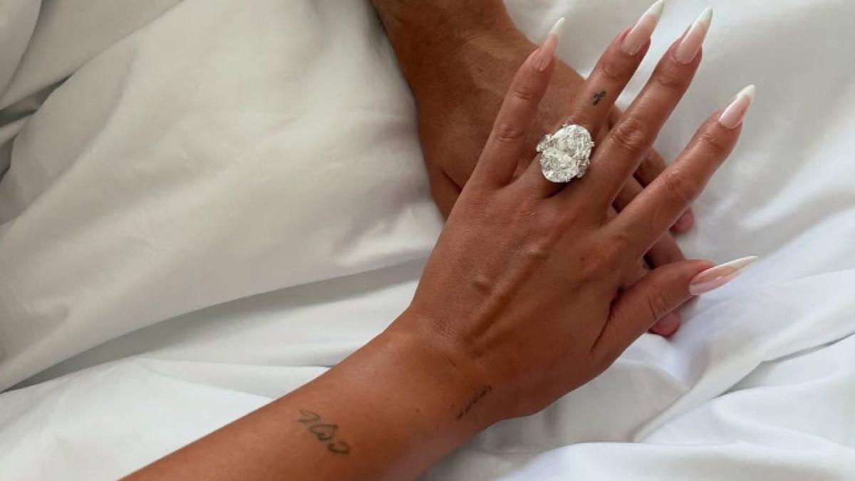 CINCIN TUNANGAN FANTASTIS - Potret cincin tunangan Georgina Rodriguez saat dilamar Cristiano Ronaldo. Diperkirakan nilai cincin bisa mencapai sekitar Rp80 miliar.