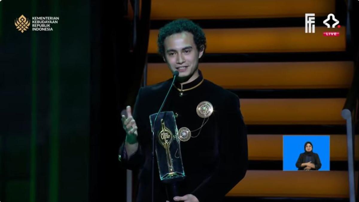 Prilly Latuconsina yang merupakan kekasih Omara Esteghlal sekaligus Ketua Pelaksana FFI 2025 langsung memeluknya sebelum ia naik ke panggung.