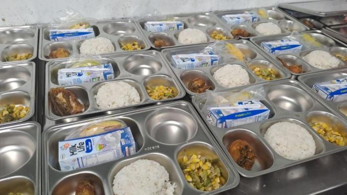 FOOD TRY MBG - Program makan bergizi gratis di Tanah Sareal, Kota Bogor, Senin (9/12/2024). Pengusaha lokal kecewa food try yang dipakai diimpor dari Cina.