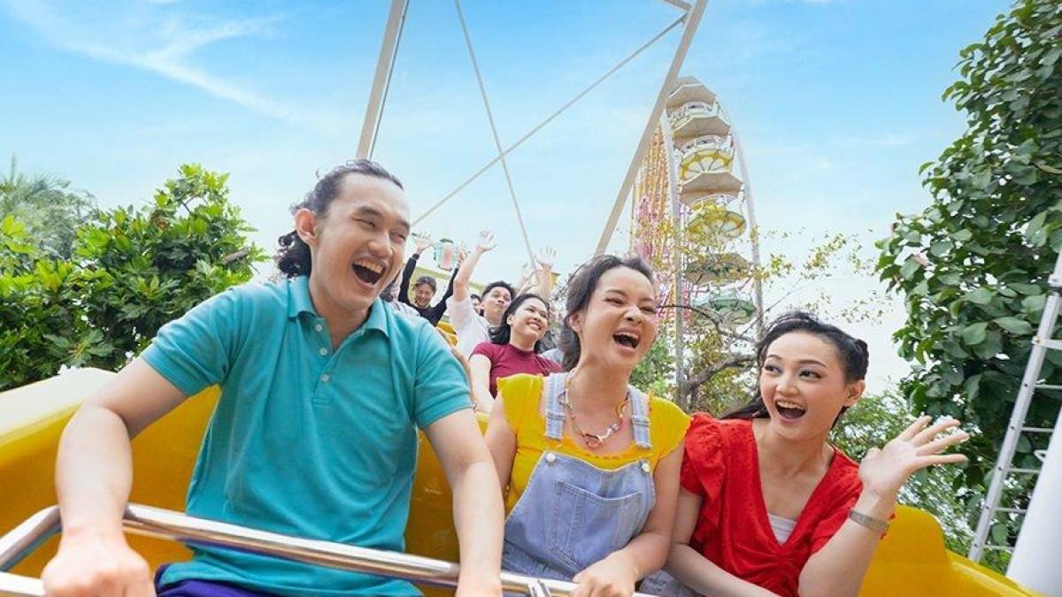 WISATA WAHANA - Wisatawan tengah menjajal wahana seru di Dufan.