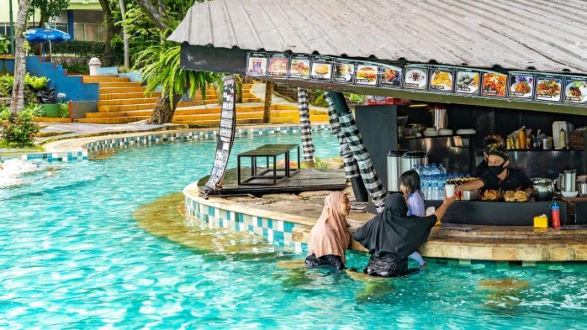 WISATA BOGOR - Wisatawan berenang di The Jungle Waterpark Bogor, Jawa Barat untuk liburan keluarga.