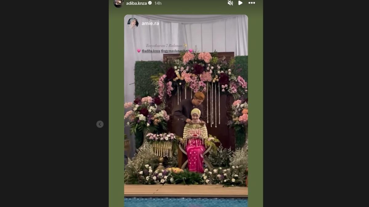 GELAR ACARA 7 BULAN KEHAMILAN - Prosesi siraman dilaksanakan di tepi kolam renang, menambah kesan eksklusif dan privat pada momen sakral tersebut.