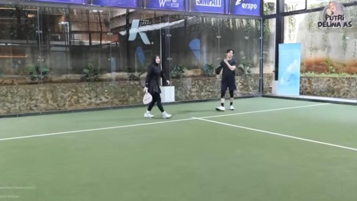 Putri Delina dan Jeffry Reksa viral setelah mengikuti pertandingan padel melawan Azizah Salsha di acara Celebrity Wars pre-event Padel Wars.
