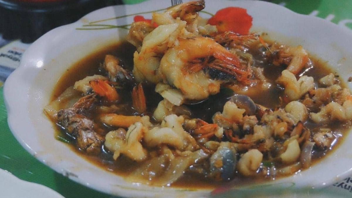 KULINER SURAKARTA - Seporsi seafood enak dari RM Seafood Pak Petruk untuk menu makan malam.