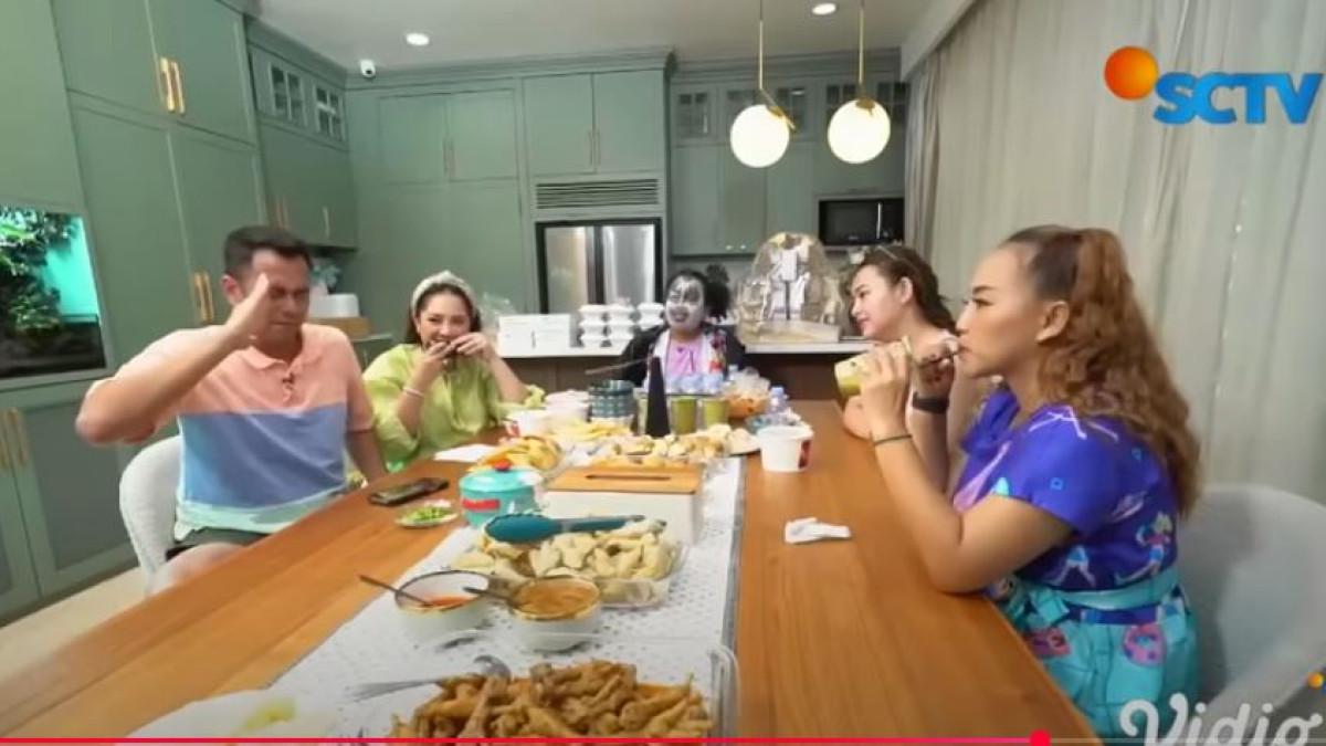 RAMALAN JODOH - Raffi Ahmad tiba-tiba berlagak seperti sedang menerawang masa depan Amanda Manopo.