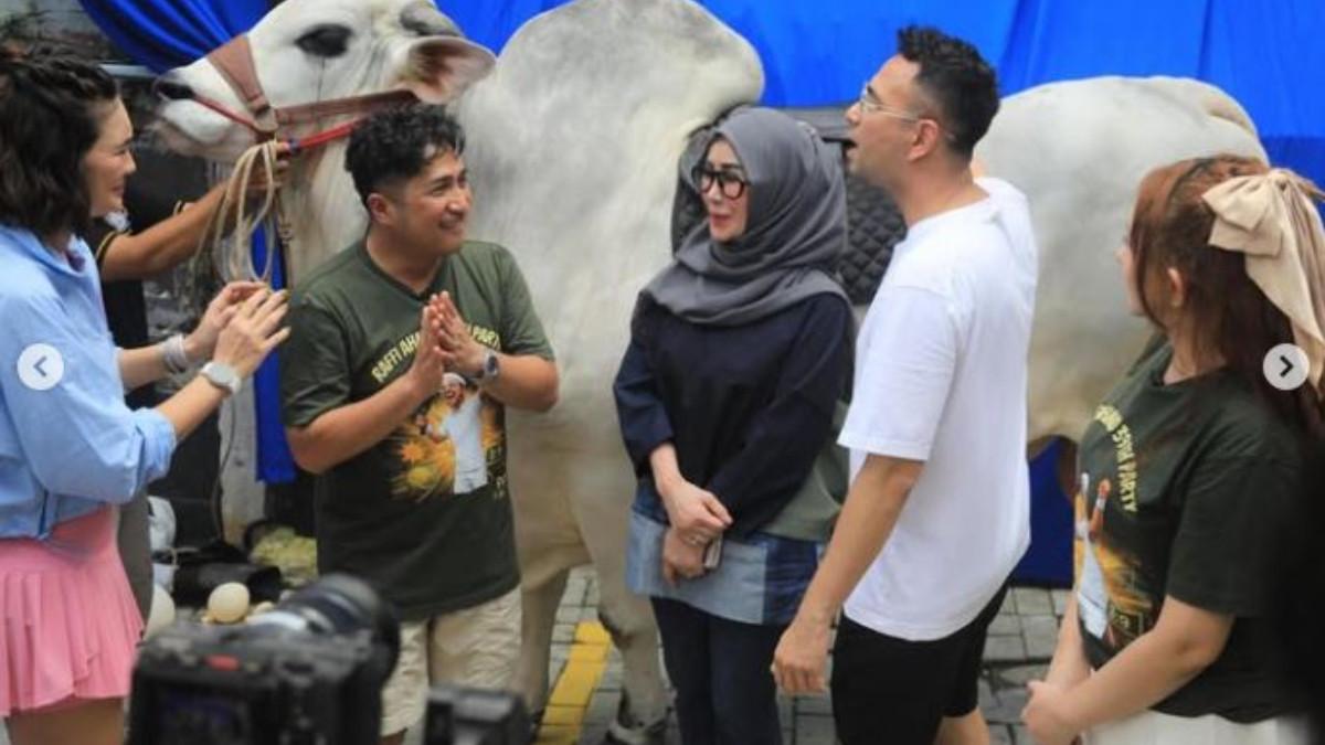 Raffi Ahmad dapat kado ulang tahun tak biasa dari Irfan Hakim, yakni seekor sapi kurban.