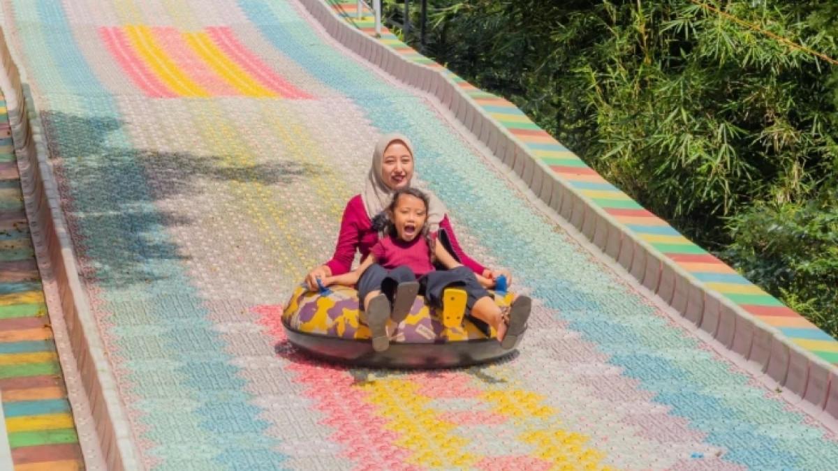 WISTA WAHANA - Pengunjung nyobain wahana rainbow slide di Waykambang Edupark Batang, Jawa Tengah.