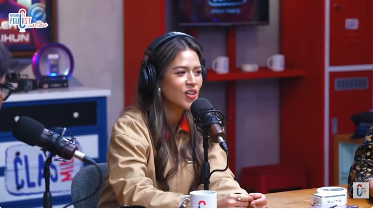 Raisa menyebut lagu Si Paling Mahir sebagai karya satir yang ditujukan kepada mereka yang sangat pandai tampil seolah baik-baik saja, meski sebenarnya tengah kelelahan atau menyimpan persoalan pribadi.